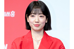 今秋に第2子出産へ…『美男ですね』女優パク・シネ、“妊娠中とは思えない”ドレス姿に注目！ 画像