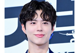 “大人の色気”にドキッ…俳優パク・ボゴム、乱れ髪×スーツの眼福ビジュアルに視線釘付け 画像