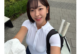 白いテニスウェアを突き破りそう…隠し切れない“くっきり”存在感　離婚した韓国女優のさわやかスタイル 画像