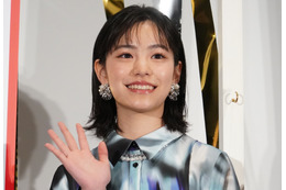 當真あみ、エディンバラの夕日をバックにした2nd写真集『My tale』のオフショットを公開！「どんどん綺麗になっていく」など絶賛の声