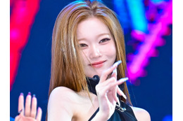 “無防備”なスキマに視線集中…日本人K-POPアイドル、深Vネックで魅了「心拍数上昇しちゃう」 画像