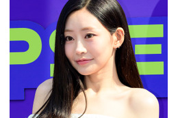 上も下も“ギリギリ”…黒ミニワンピ姿のジュリー、危険なしゃがみポーズに「目のやり場に困る」 画像