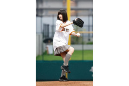 ナナニジ南伊織が雨のマウンドへ！巨人vs中日戦で始球式に挑戦