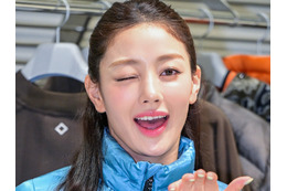 TWICE・ジヒョ、ギャルピースに投げキッスまで愛嬌満点！鮮やかブルーコーデでイベントに出席 画像