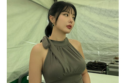 ふくよかな胸部に視線集中！妊娠説一蹴、オフショルドレスで見事なボディライン披露のホン・ジニョン 画像