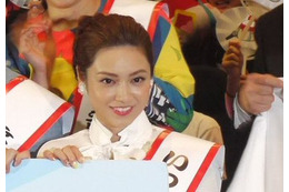 平愛梨、夫・長友佑都の40歳誕生日を家族でお祝い！ 賑やかで温かい集合ショットにネット「素敵な家族！」