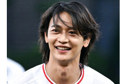 【独自写真】全身ユニ姿が青春漫画の主人公のよう！SHINee・ミンホ、始球式で見事な“ノーバン投球”披露 画像