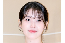 イケメン俳優との破局から2カ月…IU、外国人男性との“甘い2ショット”公開！ベッドで見つめ合う姿も 画像