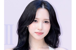 TWICE・ミナ、阪急うめだに降臨！キュートな“認証ショット” に反響「ミナが2人?!」「聖地巡礼しなきゃ」 画像