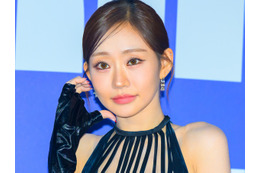 “ギリギリ”なミニ丈で脚組みポーズ…ジュリー、色気あふれる姿に視線集中「わぁ」「すごい」 画像