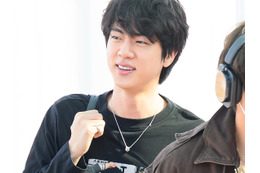 BTS・JIN、“JUNG KOOKを身にまとって”空港に登場　5人が南米ツアーに向けて出国 画像