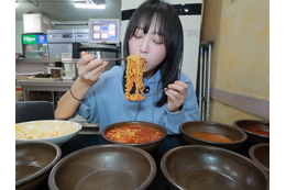 摂食障害の規制強化で“収益化停止”も…韓国大食いユーチューバー、食事量が一気にダウン？新動画が話題 画像