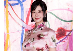 深スリットが大胆に…「世界で最も美しい顔」2位のクララ、“ぴちぴち”チャイナドレス姿で見事な曲線美 画像