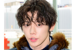 TXT・ヨンジュン、パーマヘアにイメチェン！猫のような可愛らしさが倍増した姿で空港に登場 画像
