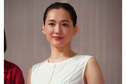 「最高に可愛い」綾瀬はるか、スタッフアカウントが映画のオフショット公開し、ファン歓喜