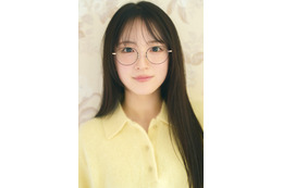 乃木坂46・鈴木佑捺、6期生グラビア企画に登場！メガネ姿やパンを食べる自然体の姿を披露