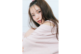 乃木坂46・森平麗心、キュートな笑顔でくつろぐ姿！6期生グラビア企画に登場
