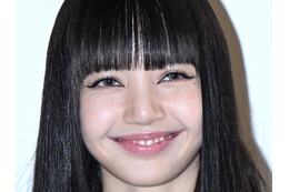 「下履いてる？」大胆すぎる肌見せ！BLACKPINK・リサ、圧巻スタイル際立つ刺激的な衣装で魅了 画像