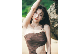 山本里菜、美白肌と引き締まったウエストラインで魅了！1stフォトブック『りな、です』表紙解禁