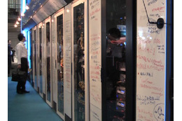 【Interop 2010(Vol.1):動画】「Interop Tokyo 2010」スタート!恒例のShowNet書き込みボードも 画像