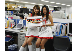 美女2名が編集部を訪問！「F1ケータイグランプリ」プレゼントキャンペーンをアピール 画像
