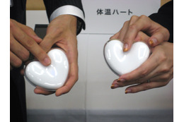 【CEATEC JAPAN 2010（Vol.3）】ドコモ、「CEATEC JAPAN 2010」の展示内容を公開……触れる3D映像や、ワイヤレス充電ケータイなど 画像