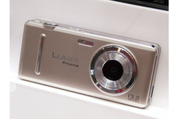 【CEATEC JAPAN 2010（Vol.17）】ドコモ、パナソニック初のカメラブランド携帯「LUMIX Phone」を参考出展 画像