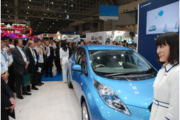 【CEATEC JAPAN 2010（Vol.24）】スマートフォンで遠隔操作できる電気自動車「日産リーフ」 画像