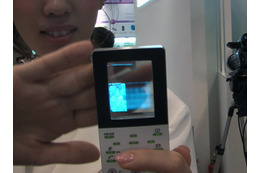 【CEATEC JAPAN 2010(Vol.42):動画】TDK、透ける有機ELディスプレイ 画像
