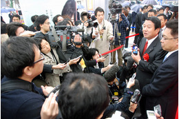 【ビデオニュース】NTTドコモ 山田社長 囲み取材……「GALAXY S」発売記念イベント 画像
