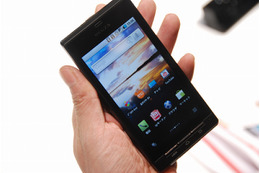 東芝製スマートフォン「REGZA Phone T-01」、NTTドコモより17日に発売 画像