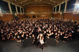 何も知らない生徒たちの前に突然JUJUが登場! サプライズライブの模様を 画像
