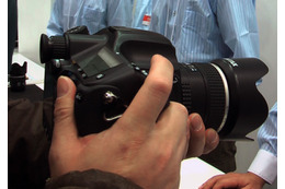 【ビデオニュース】有効画素数4000万画素の中判デジタルカメラ「PENTAX 645D」 画像