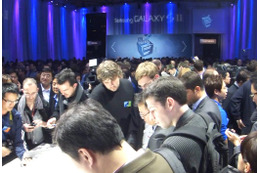 【MWC 2011(Vol.16)】会場は大混雑!Android 3.0搭載「GALAXY Tab 10.1」にも人だかり 画像