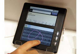 【MWC 2011(Vol.22)】端末初出展の富士通、2画面タッチパネルや防水携帯などを展示 画像