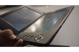 【MWC 2011(Vol.40)】NEC、Android OS搭載2画面タブレット「LT-W」をデモ 画像