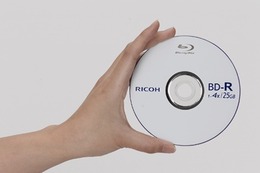 リコー、BD-RメディアとHD DVD-Rメディアをサンプル出荷 一般ユーザー向けは年内を目標 画像