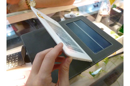 【COMPUTEX TAIPEI 2011(Vol.13)】軽量小型の太陽光充電セットがeBook専用カバーやアウトドア用品に! 画像