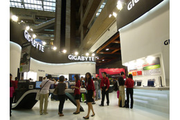 【COMPUTEX TAIPEI 2011（Vol.16）】GIGABYTE、専用ドックや予備バッテリもそろう10.1型Windowsタブレット「S1080」 画像