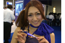 【Interop Tokyo 2011(Vol.34)】会場のノベルティを集めてみた!「LEDライト」や「扇子」「ツボ押し」など様々なグッズ 画像
