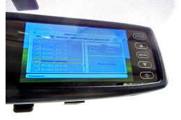 DVD観賞やバックモニターとしても使える車載バックミラー付き液晶ディスプレイ 画像