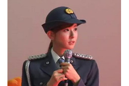 皆藤愛子、婦人警官姿で飲酒運転根絶を呼びかけ