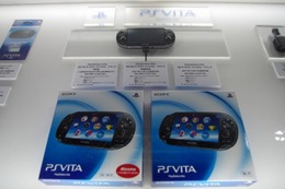 【東京ゲームショウ 2011】予想以上に小さい!?　PSVitaのパッケージやアクセサリーをフォトレポート 画像