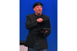 【IDF 2011(Vol.5)】インテル、Ultrabook試作機で「Windows 8」の動作デモ 画像