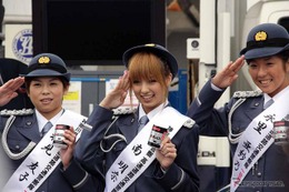 アッキーナ、交通警察隊制服姿で敬礼!……秋の全国交通安全運動 画像