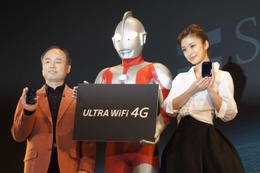 【フォトレポート】ソフトバンクモバイル2011年冬モデル発表会……ウルトラマン＆上戸彩 画像