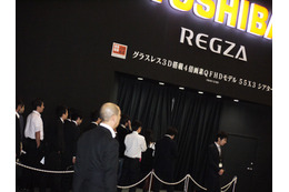 【CEATEC 2011（Vol.3）】東芝、裸眼3Dで4Kパネルの「55X3」シアターに行列 画像