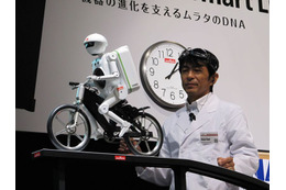 【CEATEC 2011（Vol.16）】ムラタセイサク君の技術を電動歩行アシストカーに応用……村田製作所 画像