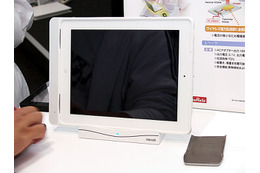 【CEATEC 2011（Vol.23）】iPad 2をスタンドに置くだけでワイヤレス充電……日立マクセル／村田製作所 画像