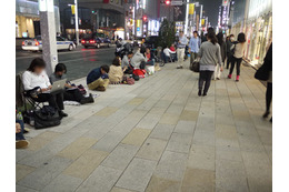 iPhone 4S 明日発売！ Apple Store銀座店ではすでに100人超える行列  画像